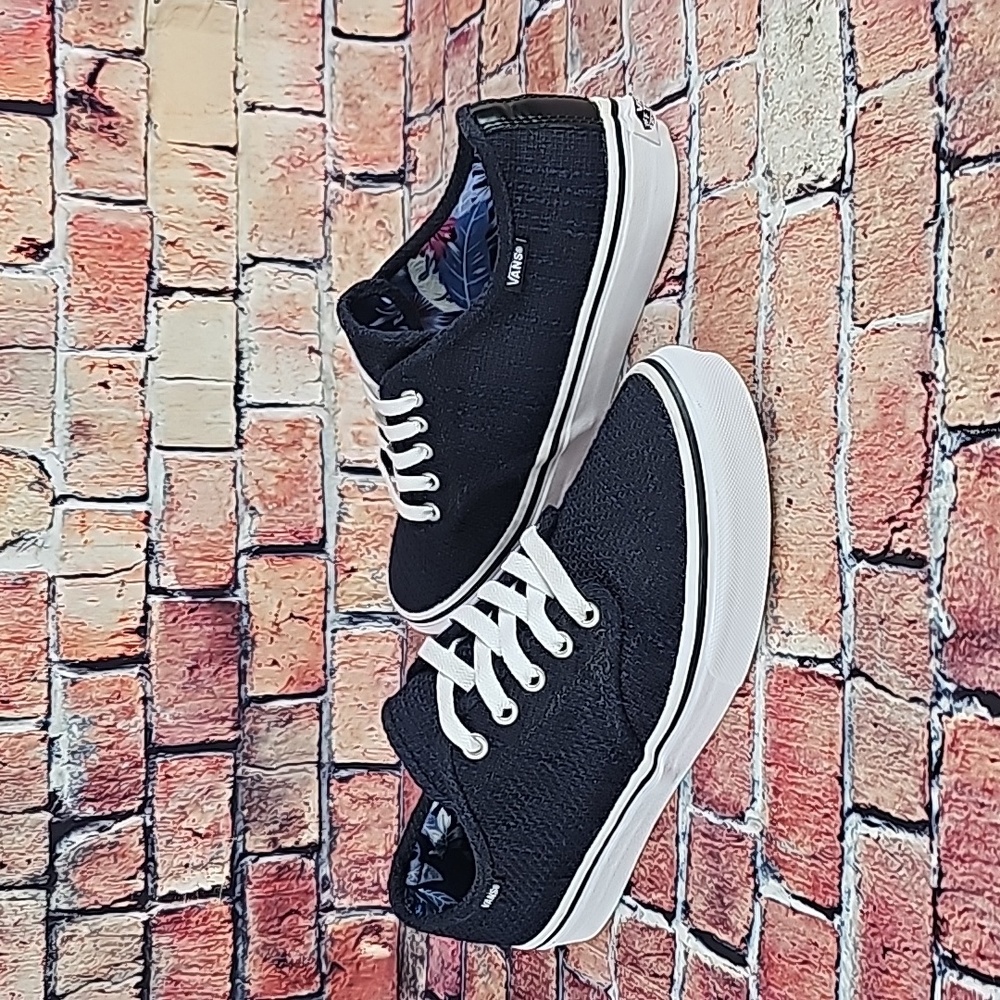 VANS CLASSIC LOWTOPS,  WOMANS SIZE 9 EUC